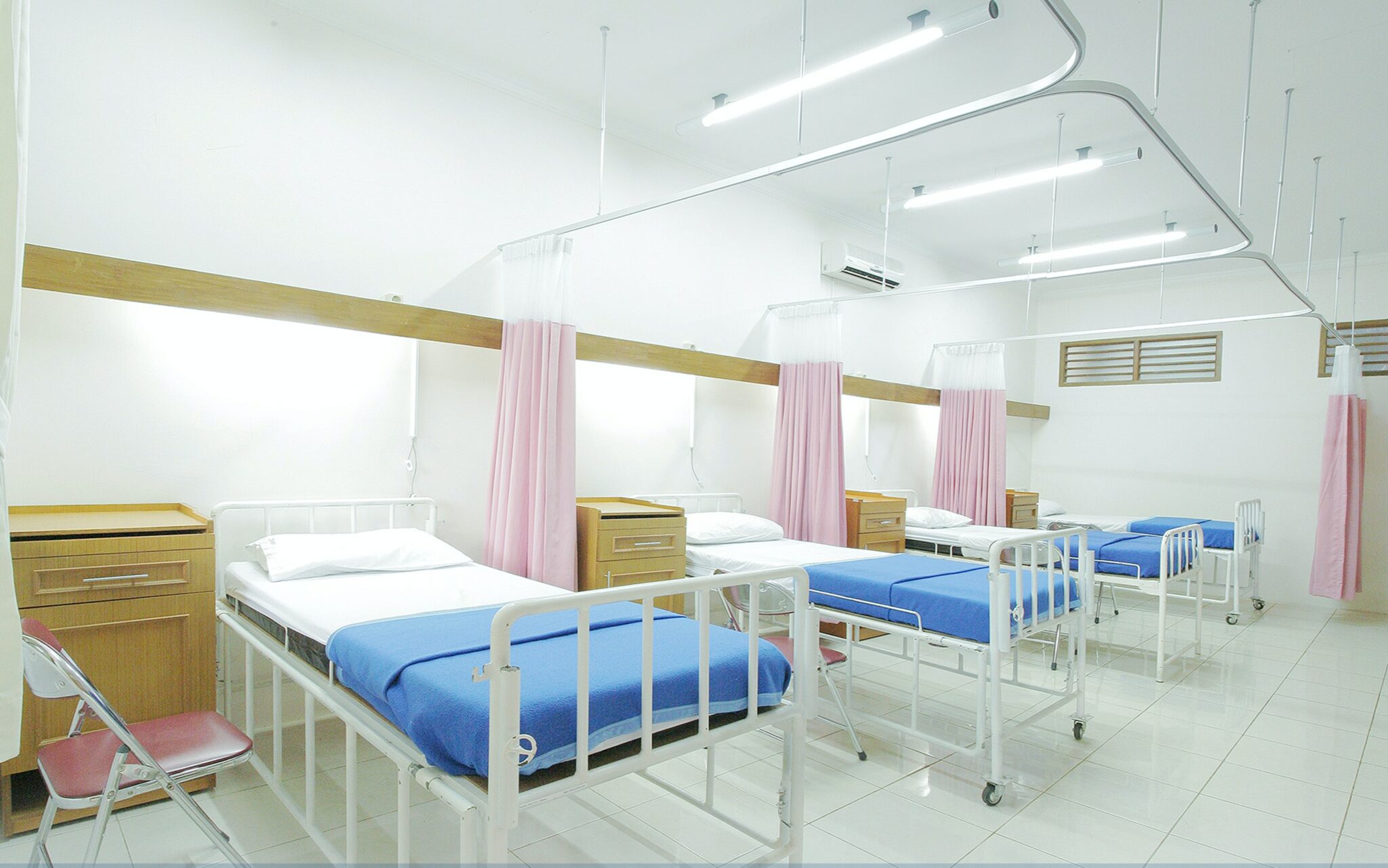 Hospital beds sanitized using ultraviolet cleaning solution systems